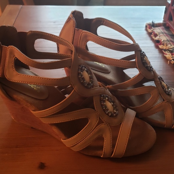 Adorable wedges with jewels - Picture 4 of 4